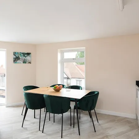 Homely - North London Wembley Apartment *