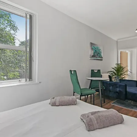 Stunning Flat With Free On-street Parking! Apartment *