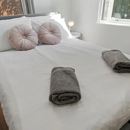 Stunning Flat With Free On-street Parking!
