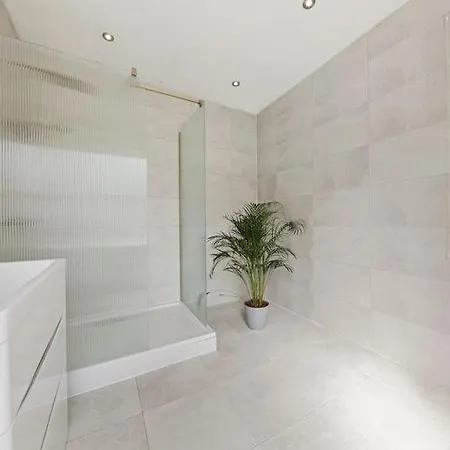 Stunning Flat With Free On-street Parking! Apartment *