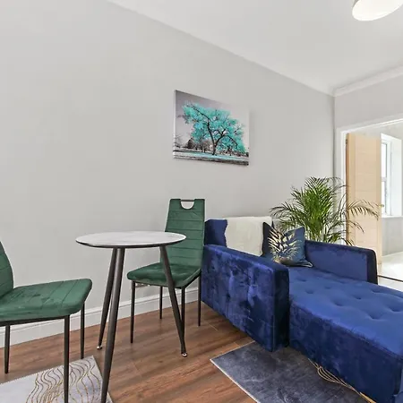 Stunning Flat With Free On-street Parking! Apartment