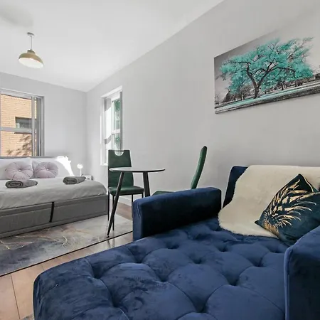Stunning Flat With Free On-street Parking! Apartment