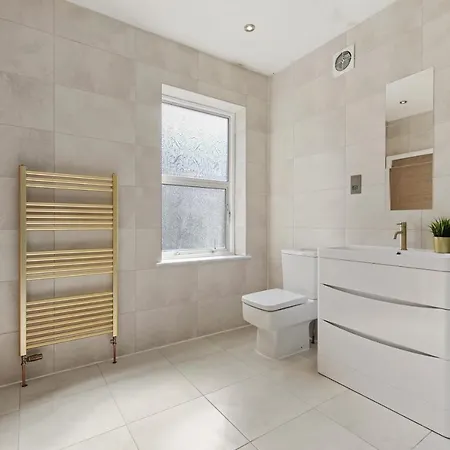 Stunning Flat With Free On-street Parking! *