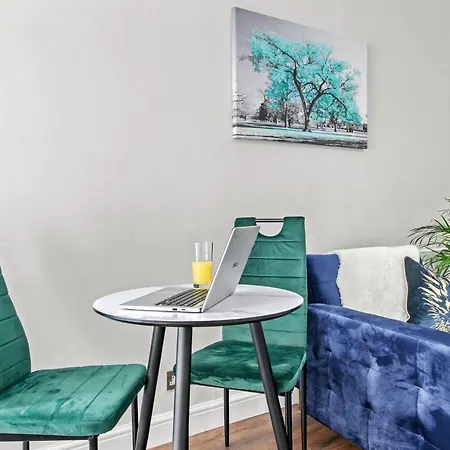 Apartment Stunning Flat With Free On-street Parking! *