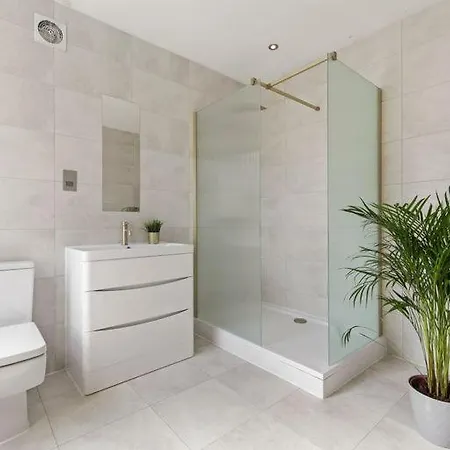 Stunning Flat With Free On-street Parking!