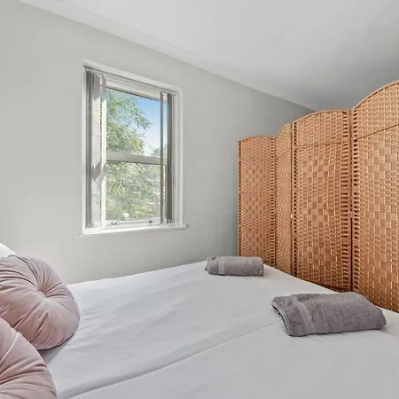 Apartment Stunning Flat With Free On-street Parking! *