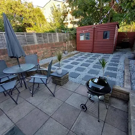 Holiday home Edwardian 4 Bedrooms With 4 Bathrooms Townhouse, Next To Underground, Accommodates 10 People London