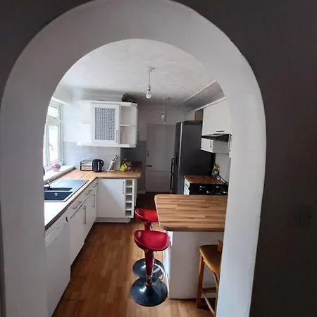 Edwardian 4 Bedrooms With 4 Bathrooms Townhouse, Next To Underground, Accommodates 10 People * London