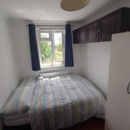 Edwardian 4 Bedrooms With 4 Bathrooms Townhouse, Next To Underground, Accommodates 10 People Holiday home *