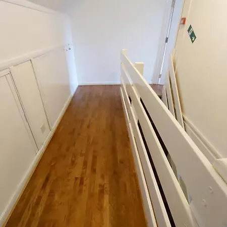 Edwardian 4 Bedrooms With 4 Bathrooms Townhouse, Next To Underground, Accommodates 10 People London