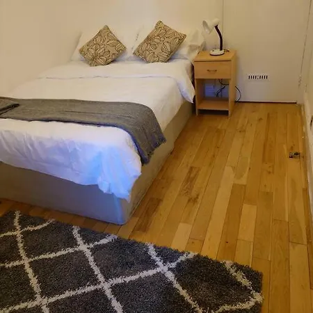 Edwardian 4 Bedrooms With 4 Bathrooms Townhouse, Next To Underground, Accommodates 10 People * Londres