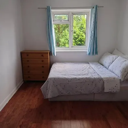 Edwardian 4 Bedrooms With 4 Bathrooms Townhouse, Next To Underground, Accommodates 10 People *