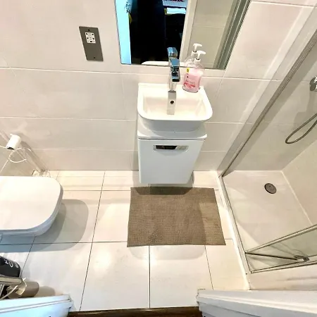 Stratford Luxury House: Spacious Garden Retreat Near Westfield London