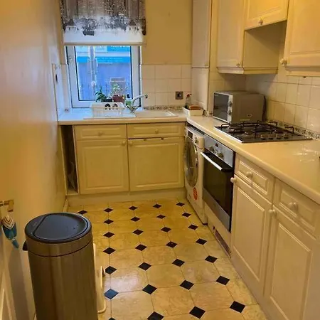 Lovely 2 Bedroom Flat In The Heart Of Water Wimbledon Apartment