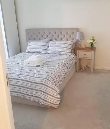 Lovely 2 Bedroom Flat In The Heart Of Water Wimbledon London