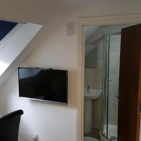 Heathrow Travellers Hub Bed & Breakfast 3*