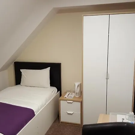 Bed & Breakfast Heathrow Travellers Hub 3*