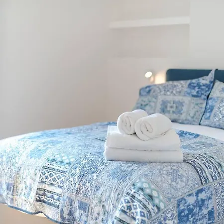 Apartment Stunning Two Bed Rh8 *