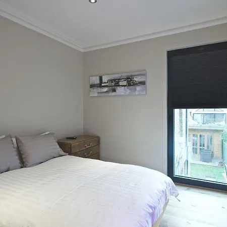 Modern Bedroom In !! London