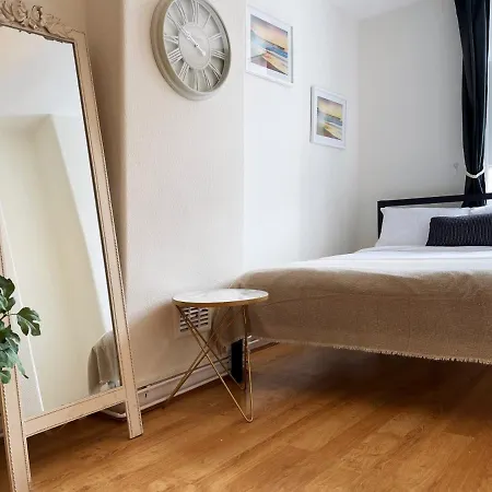 Apartment Lisa's Place Near Kings Cross - 2 Double Beds, 1 Sofa Bed, Great Location, Ideal For Families