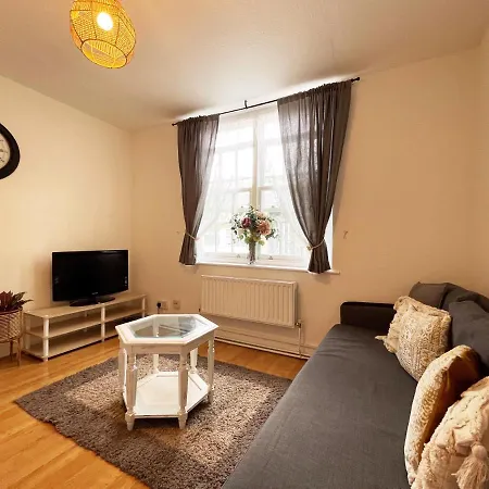 Lisa's Place Near Kings Cross - 2 Double Beds, 1 Sofa Bed, Great Location, Ideal For Families Apartment *