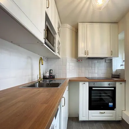 Lisa's Place Near Kings Cross - 2 Double Beds, 1 Sofa Bed, Great Location, Ideal For Families Apartment
