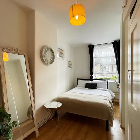 Lisa's Place Near Kings Cross - 2 Double Beds, 1 Sofa Bed, Great Location, Ideal For Families * London