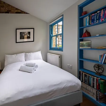 Charming With Roof Terrace In East By Underthedoormat * London