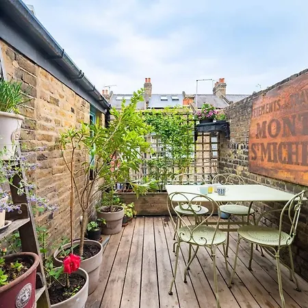 Charming With Roof Terrace In East By Underthedoormat Holiday home London