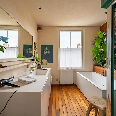 Charming With Roof Terrace In East By Underthedoormat Holiday home London