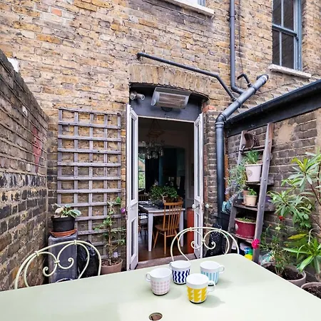 Holiday home Charming With Roof Terrace In East By Underthedoormat *