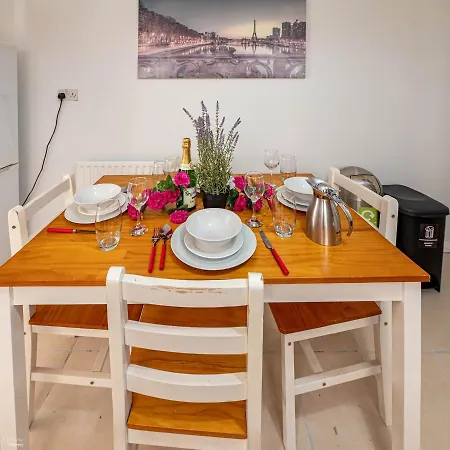 Cheerful 4 Bedrooms 8 Mn To Train Station *