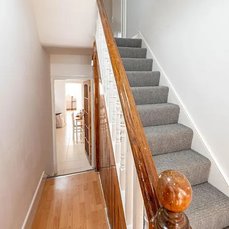 Cheerful 4 Bedrooms 8 Mn To Train Station Plumstead (Greater London)