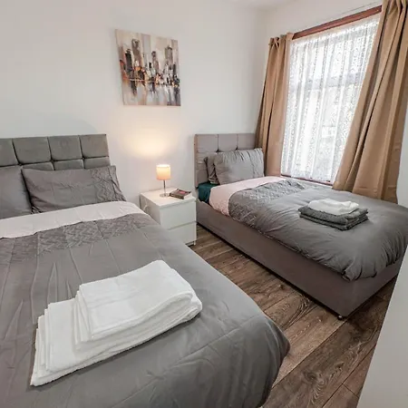 Cheerful 4 Bedrooms 8 Mn To Train Station Сasa de vacaciones *