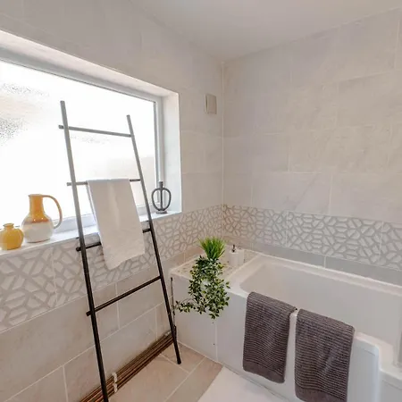 Cheerful 4 Bedrooms 8 Mn To Train Station Сasa de vacaciones