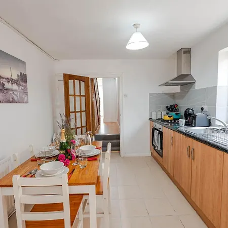 Cheerful 4 Bedrooms 8 Mn To Train Station Сasa de vacaciones