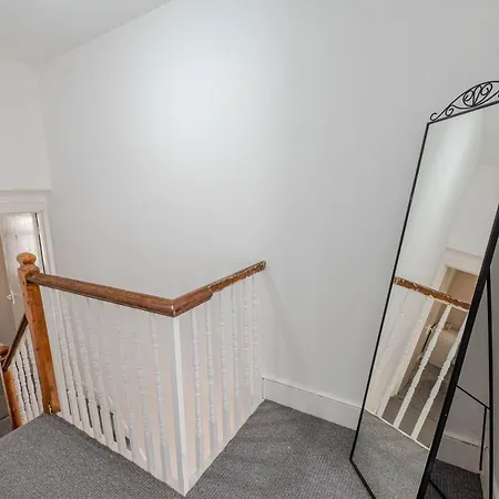 Cheerful 4 Bedrooms 8 Mn To Train Station