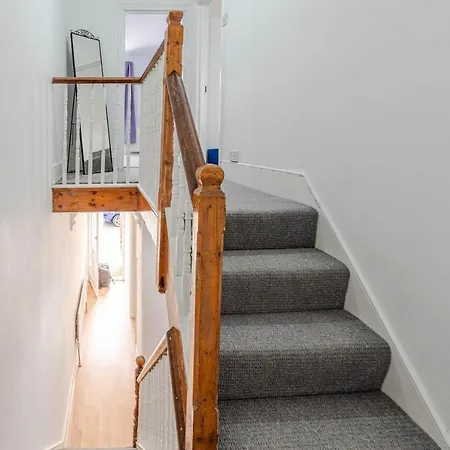 Сasa de vacaciones Cheerful 4 Bedrooms 8 Mn To Train Station