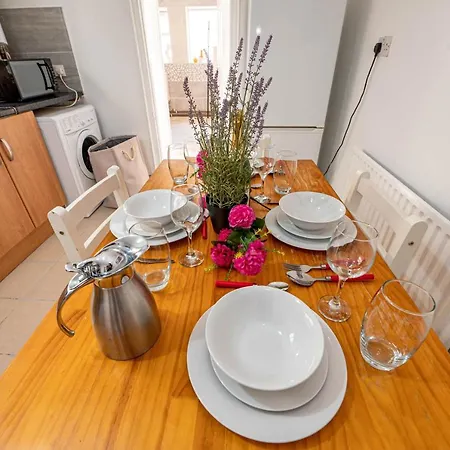 Cheerful 4 Bedrooms 8 Mn To Train Station * Plumstead (Greater London)