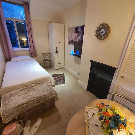 Homestay Monalisa Single Near Station Edgware