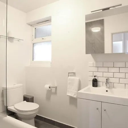 Lovely Two Bedroom In Old Street London