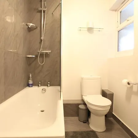 Lovely Two Bedroom In Old Street Apartment London