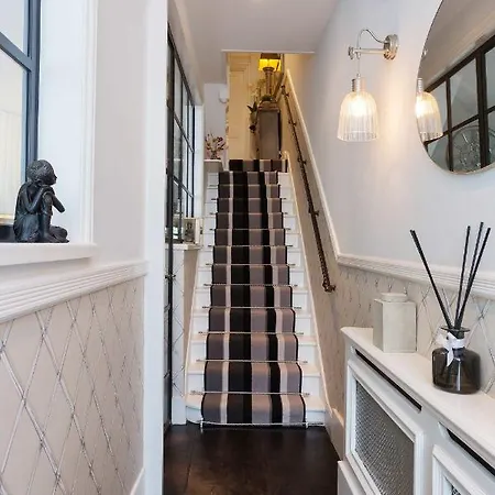 Veeve - Curiouser And Curiouser Holiday home London
