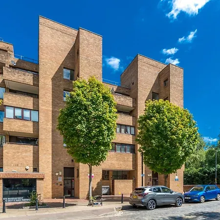 Altido 2-bed Flat W/ Thames View *