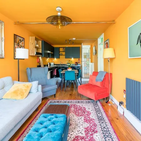 Altido 2-bed Flat W/ Thames View London