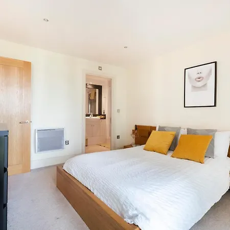 Apartment Beautiful River View Close To Eye London