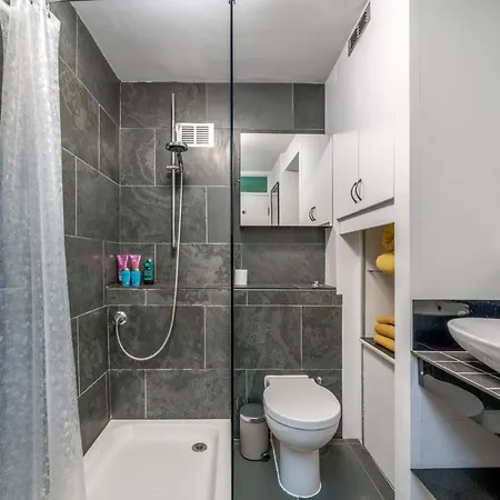 Altido 2-bed Flat W/ Thames View