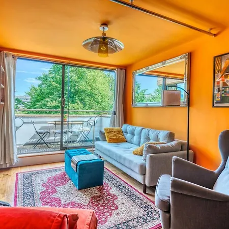 Altido 2-bed Flat W/ Thames View London