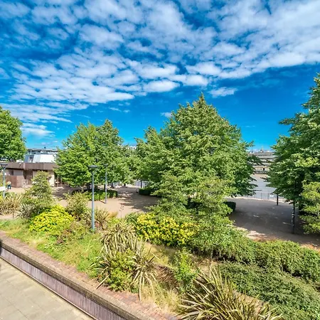 Altido 2-bed Flat W/ Thames View *