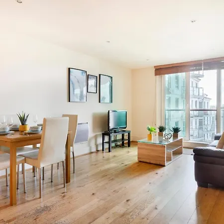 Beautiful River View Close To Eye * London